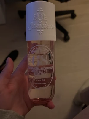 Sol de Janeiro Brazilian Crush 68 mist - Fräsch och tropisk body mist från Sol de Janeiro i doften Brazilian Crush Cheirosa 68. Flaskan är genomskinlig med vit kork och rosa etikett. Doften har inslag av brasiliansk jasmin och pink dragonfruit. Perfekt för dig som gillar söta och fruktiga parfymer.