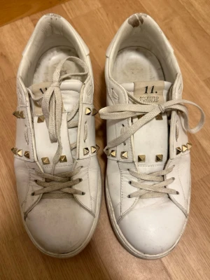 Valentino - Intressekoll på mina Valentino som är i ett mycket bra skick och har inga större skador. Finns några ställen där man ser att lite färg på skon har skadats men inget man ser tydligt.