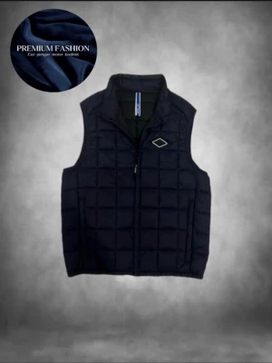 Mörkblå replay väst  - Tjenaret! Säljer nu denna tvär feta väst från replay i storlek M. Mycket bra skick med inga defekter, killen på bilden är ca 185 och den är lite för liten. Hör av er vid minsta fundering! MVH premium fashion 