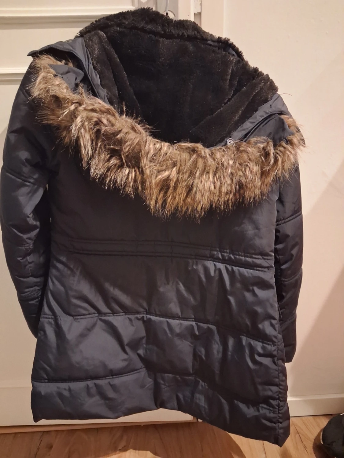 Svart parkasjacka med fuskpäls - 5