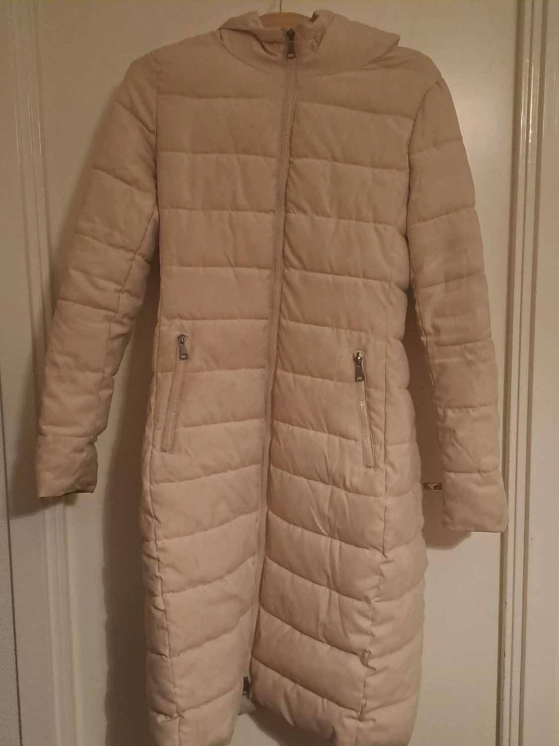 Lång dunjacka med fuskpälskrage