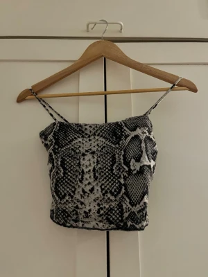 Svart vitt linne - Fint linne med speciellt mönster