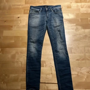 Replay jeans herr - Säljer ett par Replay jeans i klassisk blå tvätt. Jeansen har fem fickor, slim/skinny passform och raka ben. Perfekta för dig som gillar en modern och stilren look. Materialet är mjukt och stretchigt jeans för extra komfort.