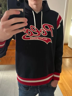 Svart hoodie Polo Ralph Lauren M - As fet hoodie från polo ralph lauren. Skick 10/10. Storlek M. Skriv DM vid frågor