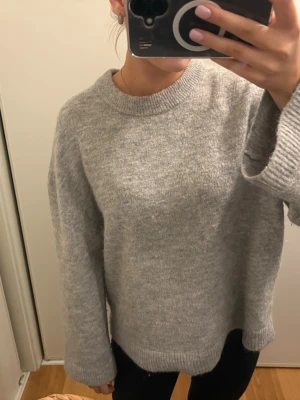 Gina stickad tröja  - Knappt använd