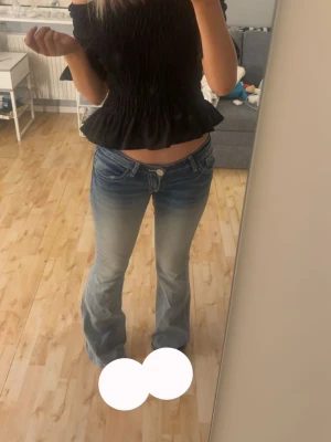 Bootcut jeans med låg midja - Fina jeans från Gina 14+. Storlek S. Säljer pga att de inte är min stil 