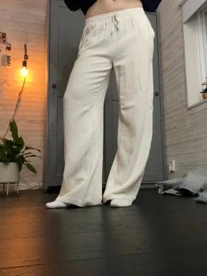 Vida linnebyxor - Säljer ett par ljusa, vida linnebyxor från Nelly. Byxorna har avslappnad passform och är tillverkade i ett svalt linnematerial. Färgen är offwhite och modellen har raka ben. Pris kan diskuteras!🥰