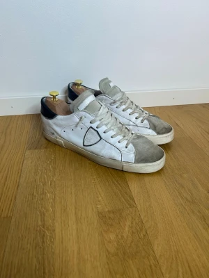 Philippe Model Sneakers - Storlek: 46 (passar 45) | FRIF RAKT!!🚨 | Skick: 8/10 | Deffekter: Hål i utsidan av skon, kolla bilderna. Hålet är vid lilltån | Nypris: 3500 kr | Skickar 24h inom köpet | Skriv vid minsta lilla