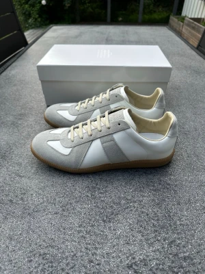 Maison margiela gats vita - Ett par riktigt feta gats i storlek 43, box och dustbags fås med, skickar samma dag!