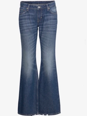 Weekday jeans - Säljer ett par blå bootcut jeans. Från weekday, köpta på Boozt  i w27 som passar S, jätte fint skick, det är bara längst ned de är slitna- bild 2.