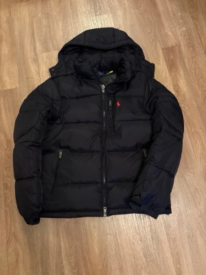 Ralph Lauren jacka - Tja säljer nu en helt ny Ralph lauren jacka i S i svart färg mycket stilren.                                                 Hör av er vid frågor