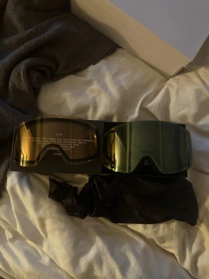 Chimi Ski 01 Light Green Goggles  - Säljer Chimi Ski 01 Light Green Goggles 🏔️💚 Använda fåtal gånger, köptes förra året. Med Carl Zeiss Vision-linser som ger klar sikt under alla väderförhållanden. Magnetiska linser som enkelt går att byta – perfekt från snöiga backar till soliga afterski-bergstoppar. Justerbar rem med CHIMI-logga, skumgummivaddering för perfekt passform och ventilationssystem som motverkar imma. Hårt fodral och påse ingår. Nypris 1599:-. Säljs då de inte används längre. Skickas snabbt 📦✨
