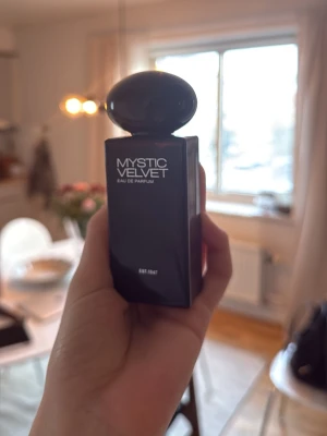 Mystic Velvet Eau de Parfum - Parfym från hm, knappt använd.