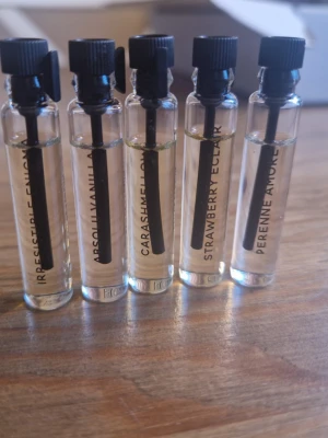 5 Helt nya testers från Essnce  - Helt nya testers från Essnce, aldrig testade eller öppnade. Innehåller:  Irresistible enigma  Absolue vanilla  Carasmallow  Strawberry eclair  Perenne amore. Titta gärna mina andra annonser då jag säljer fler oanvända testers. Just nu fri frakt, passa på!