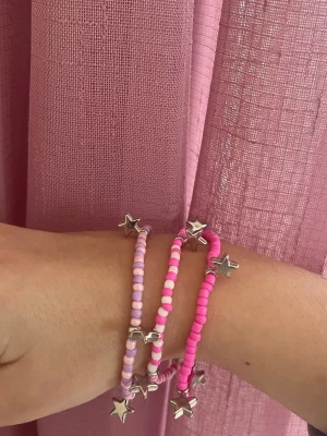 3 pack rosa armband🩷 - Säljer ett 3 pack rosa egengjorda armband🩷 30kr! ❣️
