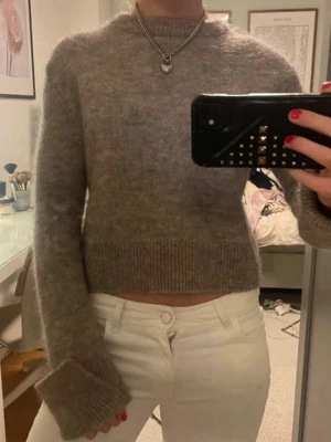 Stickad tröja  - Snygg beige stickad tröja. Kommer tyvärr inte till användning längre!💞