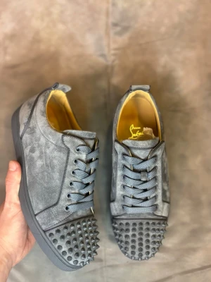 Äkta Christian Louboutin Skor | Size 41,41 - Loubs i en eftertraktad colorway | Size 40, fits 41 | Naturligtvis Äkta | Nypris 10k+ Nytt skick