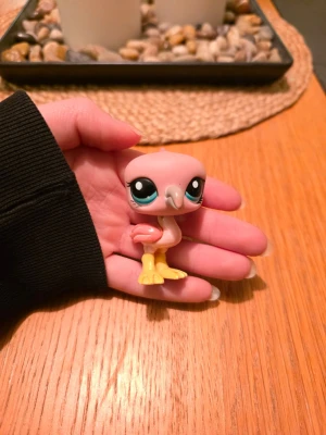 Littlest pet shop - Littlest pet shop flamingo, skick som på bilden Finns fler i min profil för samfrakt. Följ gärna mitt konto då jag kommer lägga upp fler figurer😊