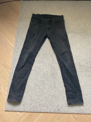 Tiger of sweden jeans - Tiger of sweden jeans, litet hål vid fickan enkelt att fixa. Köpte dom för 1200kr säljs för endast 350kr. Slim fit stil. Hör av er vid minsta fundering! Går ner i pris vid snabb affär!