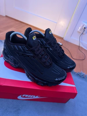 Svarta Tn plus 3 - Säljer ett par oanvända Tn plus 3 otroligt bekväma och stilrena. Inga tecken på användning eller skador på skrona.