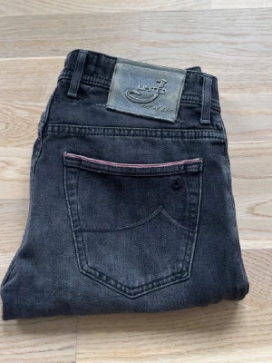 Jacob cohen jeans - Svarta Jacob cohen jeans i storlek W31. Modellen är 622 vilket är slim fit. Obs defekt syns på bild 4 (märks inte av vid användning)