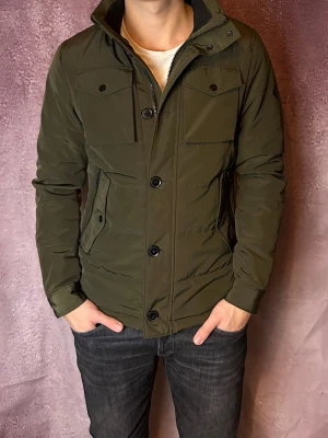 J.lindeberg fieldjacket bailey - Mycket fint skick | Size S (modellen är 188 cm 75 kg) | fraktar spårbart inom 24 timmar | för att köpa klicka ”köp nu” | vid frågor eller funderingar skriv en meddelande | följare får bättre rabatter🙌