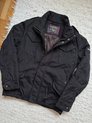 Woolrich Fodrad Fieldjacket - En extremt snygg fieldjacket av det populära märket ”Woolrich”! Väldigt varm och passar perfekt på vintern samt kallare vårdagar. Extra schysst pris på denna, andra (FashionStore) säljer samma för 1500+. Hör av dig vid frågor.