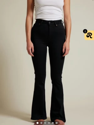 NEVER DENIM peachy jeans  - Säljer dessa NEVER DENIM peachy flare jeans 590 i svart. Storlek S längd 31, använda fåtal gånger. Passar perfekt för mig som är 158cm. Skriv privat för fler bilder 🤩🤍