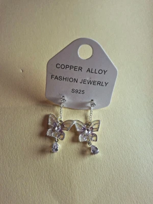 Silverfärgade fjärilsörhängen med kristaller - Fler fina accessoarer finns på min profil 💍  More exquisite accessories on my profile listings.