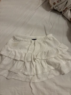 Vit räfflad kjol  - En vit kjol ifrån Gina Tricot. Storlek xxs men passar mig som normalt sett har xs. Jättesöt, använd två gånger. 🤩