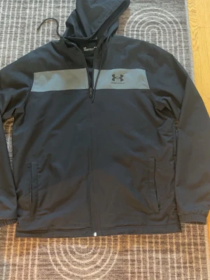 Svart vindjacka  från Under Armour - Helt ny vindjacka från under armour, den e för liten på mig 