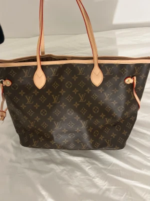 Brun väska med detaljer  - Super fin väska som är helt ny, köpt från en fabrik i Korea. Köp gärna direkt! 