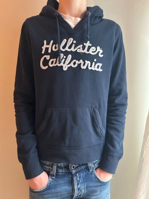 Hollister hoodie - Riktigt fet vintage hollister California hoodie, märket är riktigt populärt och storleken är L men passar M mycket bra på modellen som är 184cm, skicket är riktigt bra då det inte finns några synliga defekter. Startpriset börjar på 599 men kan diskuteras😁😁