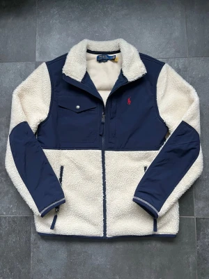 Ralph lauren teddy fleece  - Tjena, säljer nu denna riktigt snygga och populära Ralph lauren teddy fleecen i mycket bra skick, inga skador, storlek S, hör av er vid frågor och funderingar🙌🤝 
