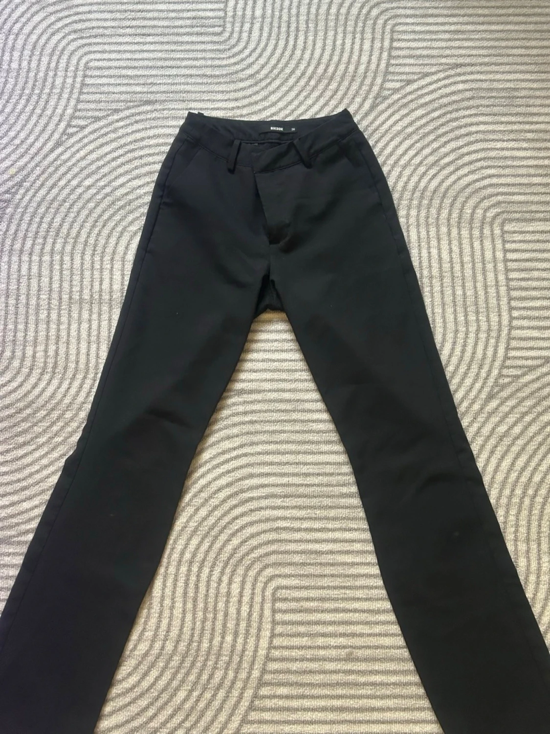 Svarta kostymbyxor från BikBok - 1