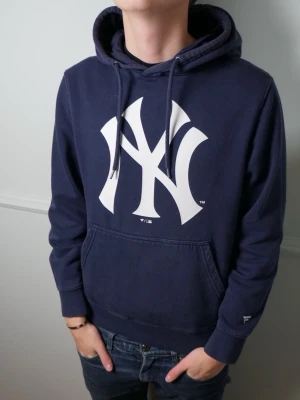 NEW ERA HOODIE - Riktigt fet New Era Hoodie i Navy färg | Skick: 8.5/10 | Strl: S | Modellen är 182cm | Hör av dig vid intresse eller om du undrar någonting!
