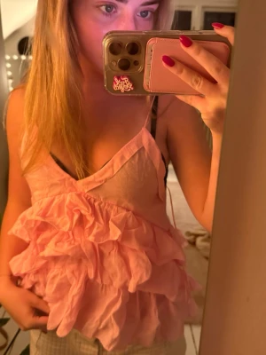 Rosa topp  - En skit snygg rosa fest topp ALDRIG använd med PRISLAPP kvar❣️pris går att diskuteras. Jätte snygg nu till sommarens fester 
