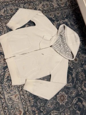 Hoodie i vit  - Hoodie i vit 