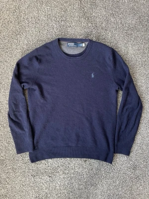 Ralph lauren stickad tröja - Riktigt fet stickad tröja från Ralph lauren i något premium ull känns som Kashmir, men lapparna men materialet e tyvärr borta så vet inte exakt. Förutom det är tröjan i väldigt bra skick