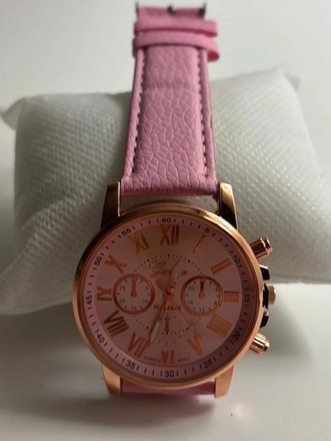 Rosa klocka med roséguld-detaljer