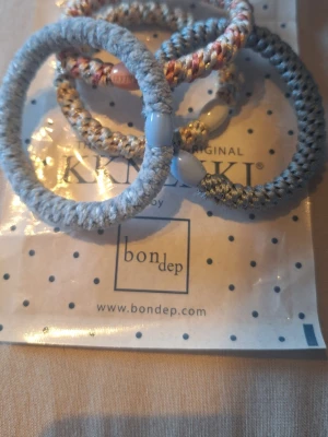 Kknekki hårsnoddar från Bondep - Säljer ett set med Kknekki hårsnoddar från Bondep. Snoddarna är i olika färger som grått, beige och mixade toner, och har en flätad design med matchande pärldetaljer. Perfekta för att fixa håret med stil och de är skonsamma mot håret tack vare det mjuka materialet.