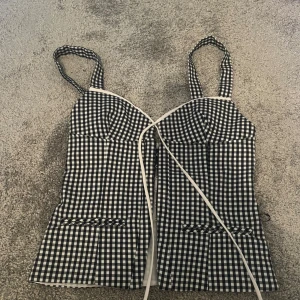 Rutig korsett-topp med snörning - Snygg svartvit rutig korsett-topp från Zara. Använd 1 gång. 