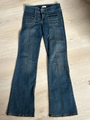 Blå bootcut jeans med fickor - Superfina lågmidjade bootcut jeans som tyvärr är inte riktigt passar mig. Använda ett fåtal gånger. Storlek 38 men känns som 36 🥰
