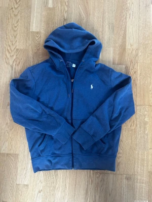 Dubbel layered zip Ralph Lauren hoodie - En Ralph Lauren zip hoodie i mycket bra skick köpt på Care of Carl för cirka 2000kr                       Hör av er vid frågor