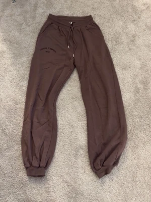 mjukisbyxor  - bruna mjukisbyxor från nelly💗💗