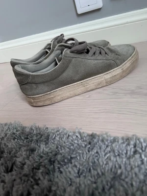 Grå mockasneakers från Vagabond - Snygga grå sneakers från Vagabond i mocka med matchande grå skosnören och vit sula. Klassisk låg modell som passar till det mesta. Skön innersula och stilren design för en clean look. Jag kommer även tvätta dom innan jag skickar dom så dom ser nya och fräscha ut⭐️🙌