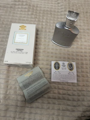 Creed Himalaya Eau de Parfum 100ml - Lyxig parfym från Creed i modellen Himalaya. Flaskan är i elegant silverfärgad metall med stilren design och tillhörande originalkartong. Parfymen har en fräsch och maskulin doftprofil, perfekt för dig som gillar exklusiva dofter.