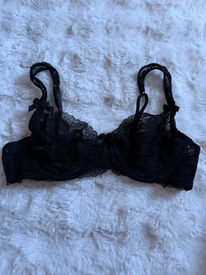 Spets Topp  - Fint skick , okänt märke Stl 80c