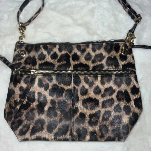 Leopardmönstrad axelväska med dragkedja - Snygg axelväska med leopardmönster från Primark. Väskan har två fack med dragkedja och en justerbar axelrem. Insidan har även extra fack💕