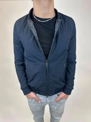 Woolrich jacka - Tja, säljer denna snygga jacka ifrån Woolrich, perfekt för våren. Bra skick. Tveka inte vid frågor!